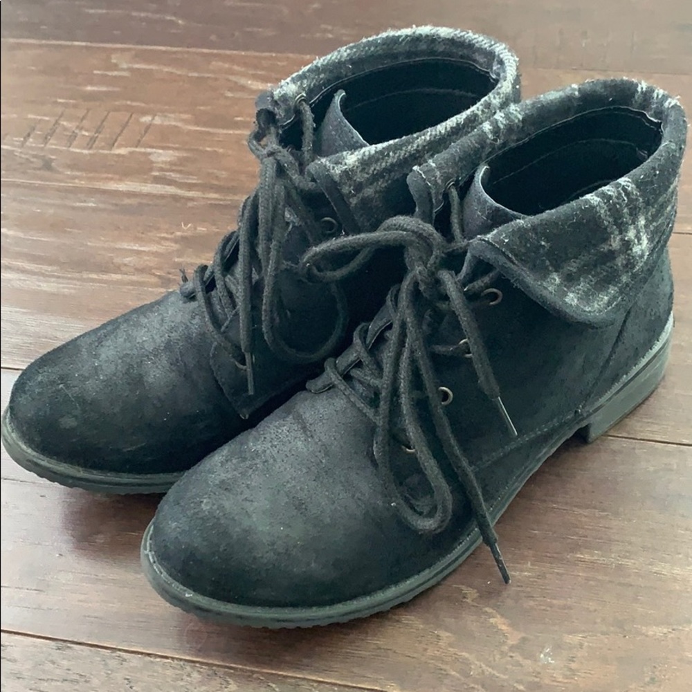 White mountain size 7 booties